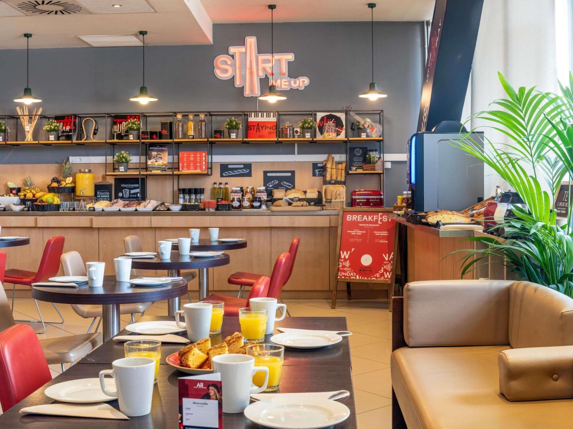 Ibis Barcelona Meridiana — Fotos 1